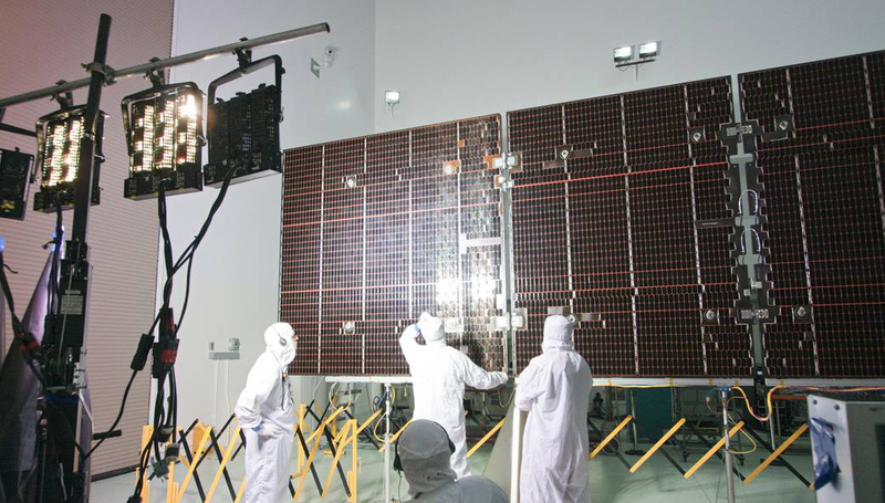 Técnicos llevan a cabo un test de iluminación en uno de los paneles solares de Juno (Imagen: NASA/Jack Pfaller)